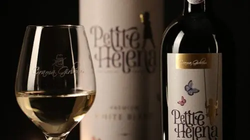 Petite Helena, vinul care începe cu inocență, zâmbete și fluturi!