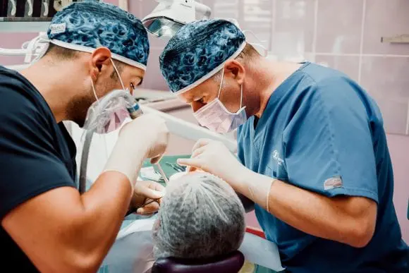 O nouă revoluţie în implantologia dentară este pe cale să înceapă în România