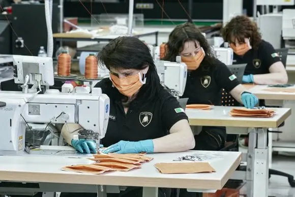 Coronavirus: Lamborghini demarează producția de măști chirurgicale și viziere medicale