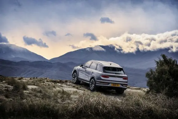 Drive Test DeLuxe Bentley Bentayga V8 First Edition 2021 [video]