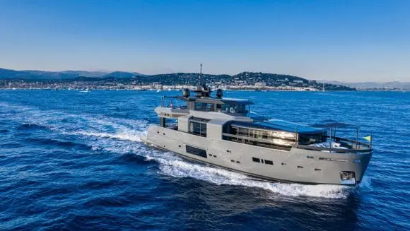 La bordul yacht-ului Arcadai Sea Coral 2 se găsesc 15 mărci de design italiene. Cum arată acesta