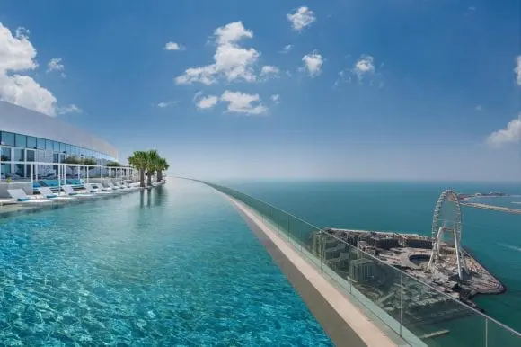 Acest hotel din Dubai are cea mai înaltă piscină infinită din lume