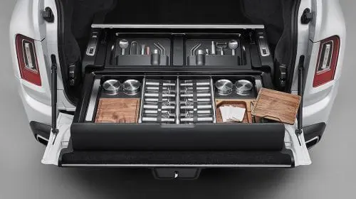 Rolls-Royce Cullinan are un portabaj de lux. Cum arată acesta și câte lucruri poți depozita