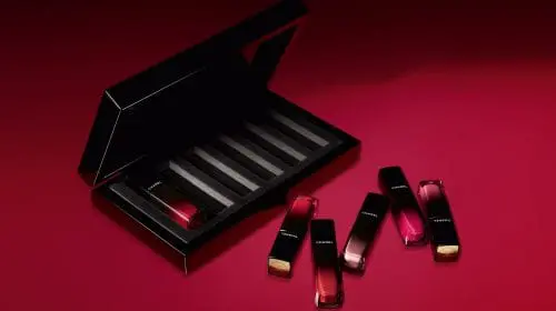 Rouge Allure Laque by Chanel, nuanțe vibrante care durează mai mult pe buze