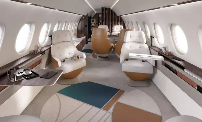 Jetul Dassault Falcon 10X are cea mai mare cabină din clasa sa: un dormitor, o baie cu duș complet și un sistem de circulație a aerului