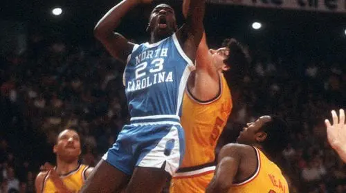 Un tricou purtat de Michael Jordan  a fost vândut la licitație pentru 1,38 milioane de dolari