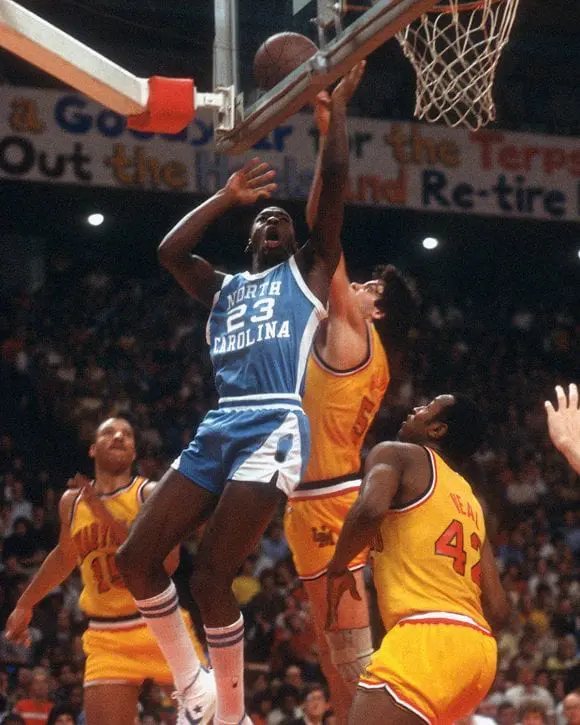Un tricou purtat de Michael Jordan  a fost vândut la licitație pentru 1,38 milioane de dolari