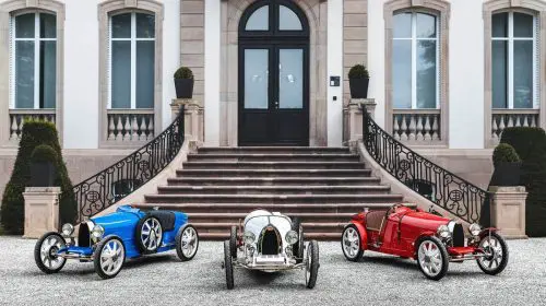 Pasagerii VIP din Dubai, preluați de la avion cu un model Bugatti