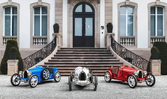 Pasagerii VIP din Dubai, preluați de la avion cu un model Bugatti