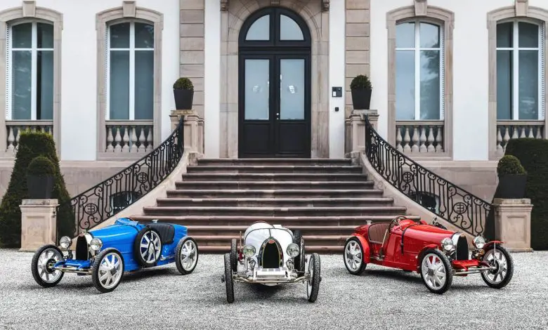 Pasagerii VIP din Dubai, preluați de la avion cu un model Bugatti