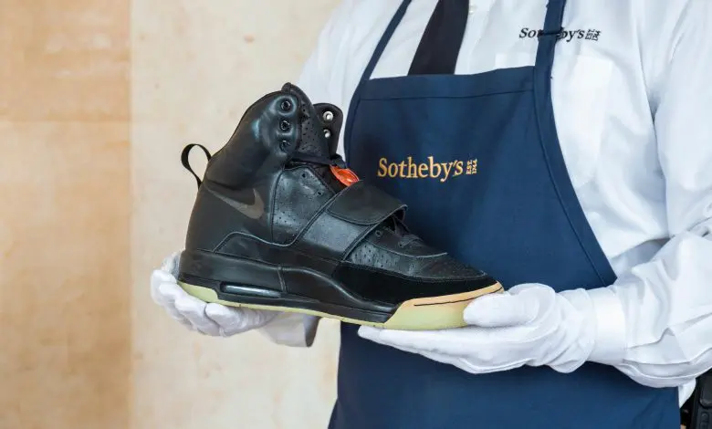 O pereche de Nike Air Yeezy purtată de Kanye West, licitată cu 1,8 milioane de dolari