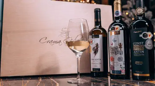 Pachete cu vinuri medaliate de la Crama Gîrboiu