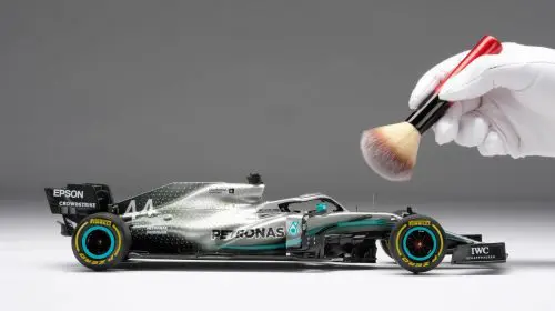 Replica mașinii F1 a lui Lewis Hamilton este disponibilă pentru 35.000 de dolari