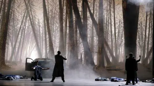 Un model BMW Seria 5 în scena de deschidere a piesei Macbeth