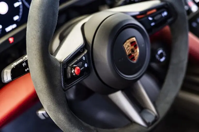 Prima mașină sport complet electrică de la Porsche este noul safety car