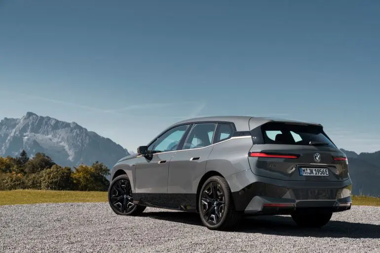 BMW iX este un automobil electric dezvoltat atent pentru un impact minim asupra mediului