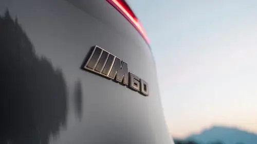 BMW iX M60 disponibil pentru comenzi în România, preţul de început este de 106050 Euro fără TVA (126199.5 Euro cu TVA)