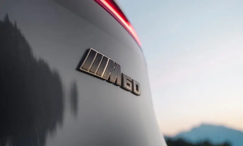 BMW iX M60 disponibil pentru comenzi în România, preţul de început este de 106050 Euro fără TVA (126199.5 Euro cu TVA)