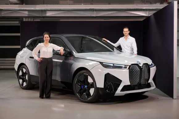 Premieră mondială la CES 2022:  Un automobil care își schimbă culoarea exterioară: BMW iX Flow cu E Ink
