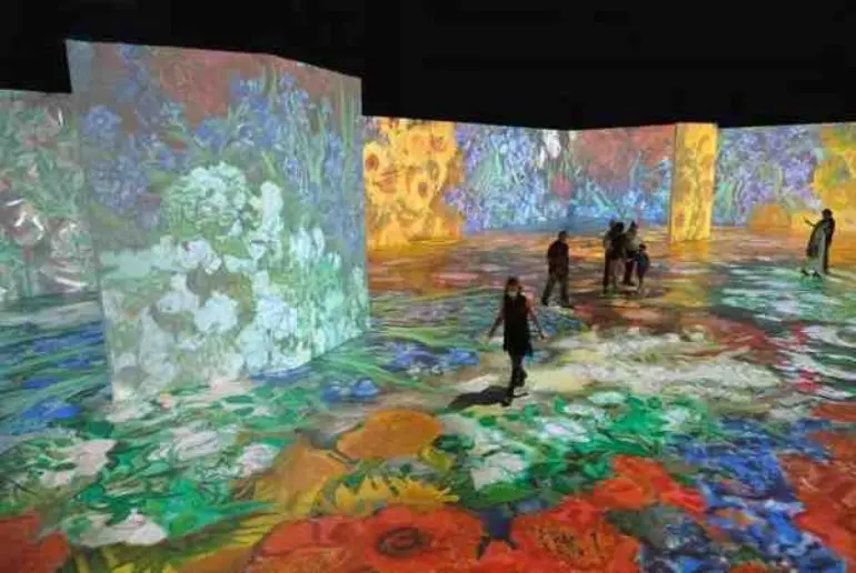 Muzeul Van Gogh se redeschide ca salon de frumusețe pentru a sfida regulile confuze ale COVID