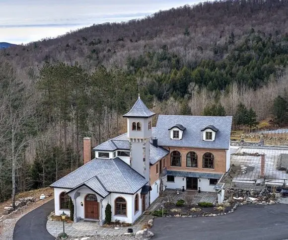 Videoclipul muzical „Easy On Me” al lui Adele prezintă o podgorie de 3,7 milioane Euro, din Sutton, Canada