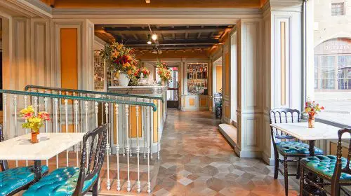 Sărbătorește Ziua Îndrăgostiților în noua cafenea Gucci