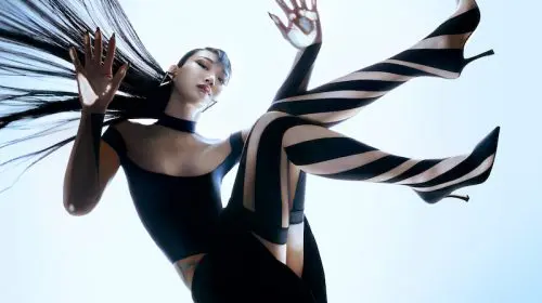 Jimmy Choo și Mugler redefinesc feminitatea