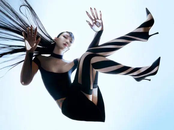 Jimmy Choo și Mugler redefinesc feminitatea