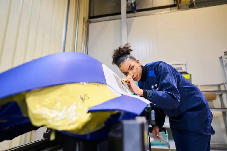  THE 8 X JEFF KOONS: competenţa în vopsit a uzinei din Landshut este demonstrată pe sculptura mobilă a lui Jeff Koons