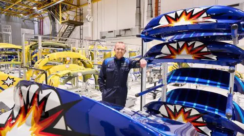 THE 8 X JEFF KOONS: competenţa în vopsit a uzinei din Landshut este demonstrată pe sculptura mobilă a lui Jeff Koons