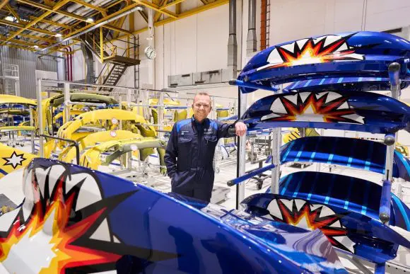 THE 8 X JEFF KOONS: competenţa în vopsit a uzinei din Landshut este demonstrată pe sculptura mobilă a lui Jeff Koons