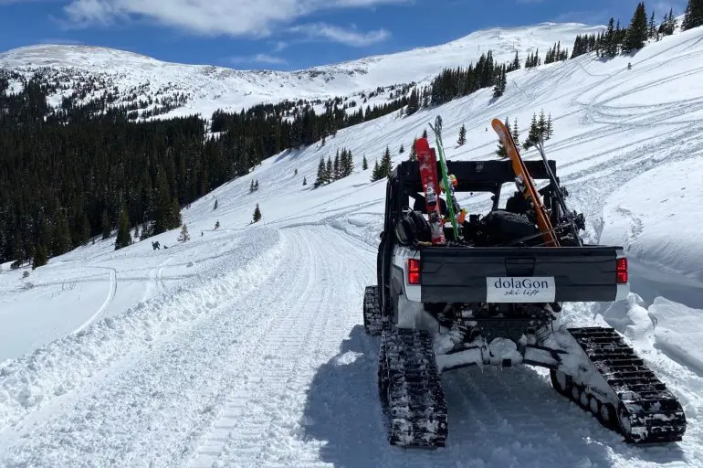 Snowmobilul cu telecomandă, care ține loc de teleferic