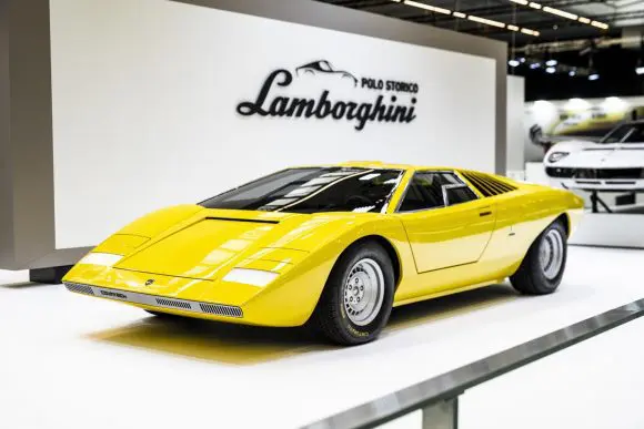 Lamborghini Polo Storico la Rétromobile Paris 2022. Un an dedicat istoriei motorului V12 începe cu expunerea a două legende iconice: Countach LP 500 și Miura SV