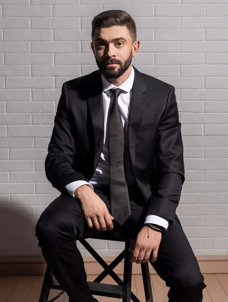 Emanuel Cioară stand pe scaun