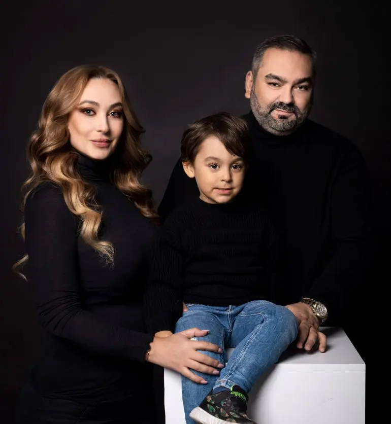 Tudor Coman impreuna cu sotia si copilul
