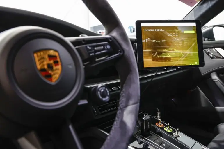 Porsche trimite două 911 Turbo S Safety Car într-un turneu mondial