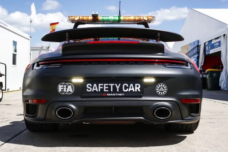 Porsche trimite două 911 Turbo S Safety Car într-un turneu mondial