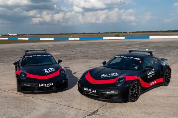 Porsche trimite două 911 Turbo S Safety Car într-un turneu mondial
