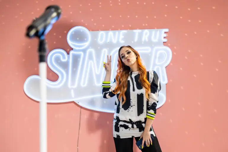 HBO MAX dezvăluie juriul, prezentatorul și moderatorii  ONE TRUE SINGER, primul reality-show de talente produs de  Max Original în România