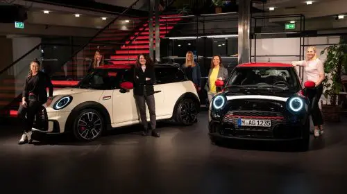 Încrezător şi inspiraţional: MINI sărbătoreşte succesele femeilor puternice cu Pat Moss Edition