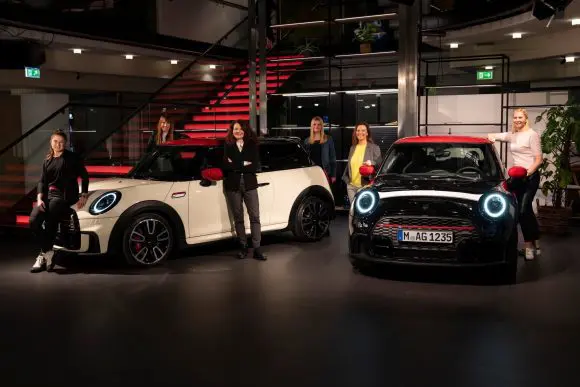 Încrezător şi inspiraţional: MINI sărbătoreşte succesele femeilor puternice cu Pat Moss Edition