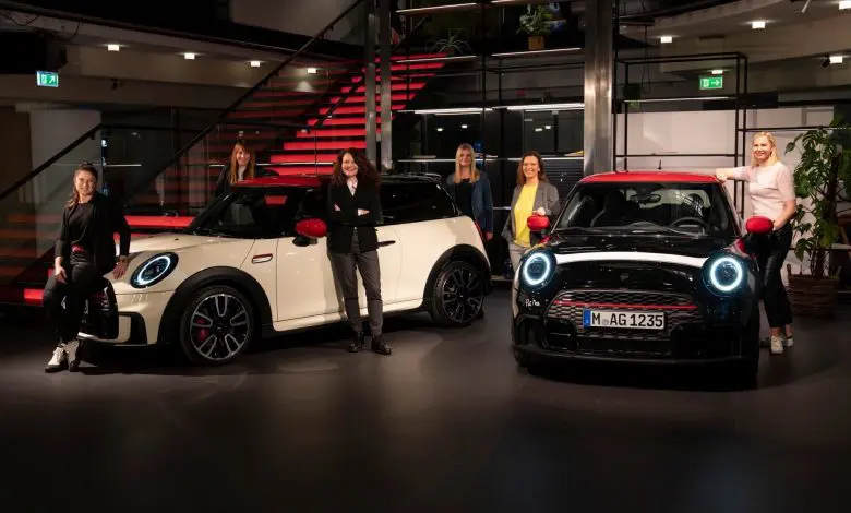 Încrezător şi inspiraţional: MINI sărbătoreşte succesele femeilor puternice cu Pat Moss Edition