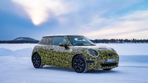 Electric şi foarte distractiv de condus: noul MINI Hatch 3 uşi pe zăpadă şi gheaţă