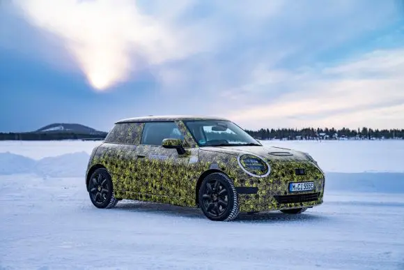 Electric şi foarte distractiv de condus: noul MINI Hatch 3 uşi pe zăpadă şi gheaţă