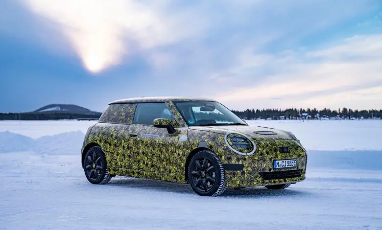 Electric şi foarte distractiv de condus: noul MINI Hatch 3 uşi pe zăpadă şi gheaţă