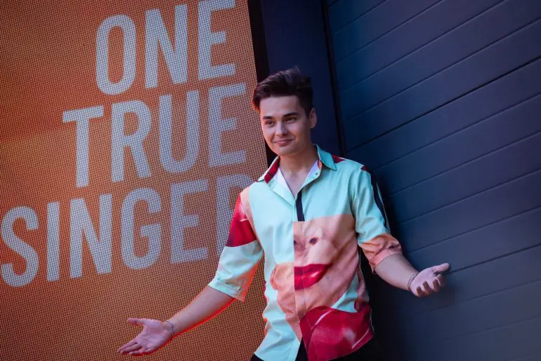 HBO MAX dezvăluie juriul, prezentatorul și moderatorii  ONE TRUE SINGER, primul reality-show de talente produs de  Max Original în România