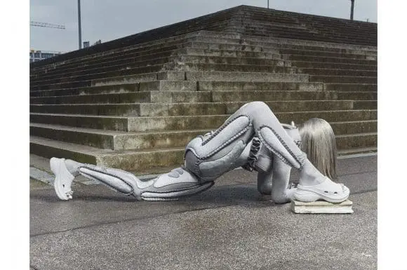 Balenciaga și Crocs lansează o nouă colaborare