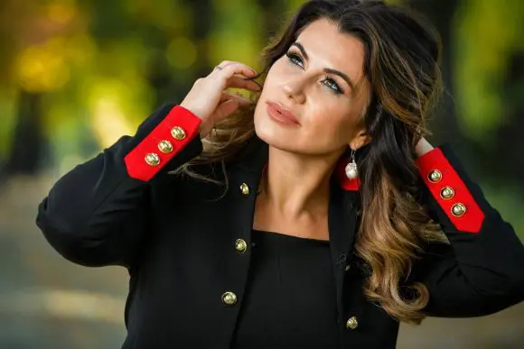 Felicia Akkaya: „Distincția și eleganța definesc noțiunea de femeie”