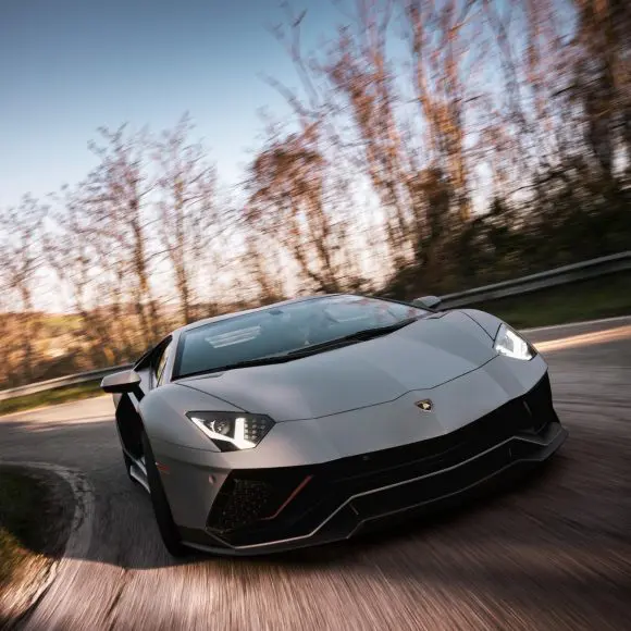 Ultimul Lamborghini Aventador Ultimae coupé a fost licitat alături de un NFT 1:1