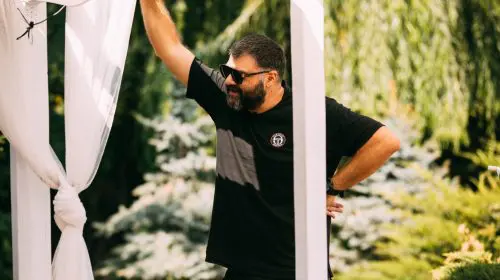 Episodul 6 din ONE TRUE SINGER este disponibil de vineri, 29 aprilie, pe HBO Max